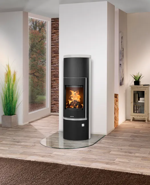 media-9-2.webp Poêle à bois JUSTUS Faro w+ 2.0 noir / beige 7 kW – Image 1